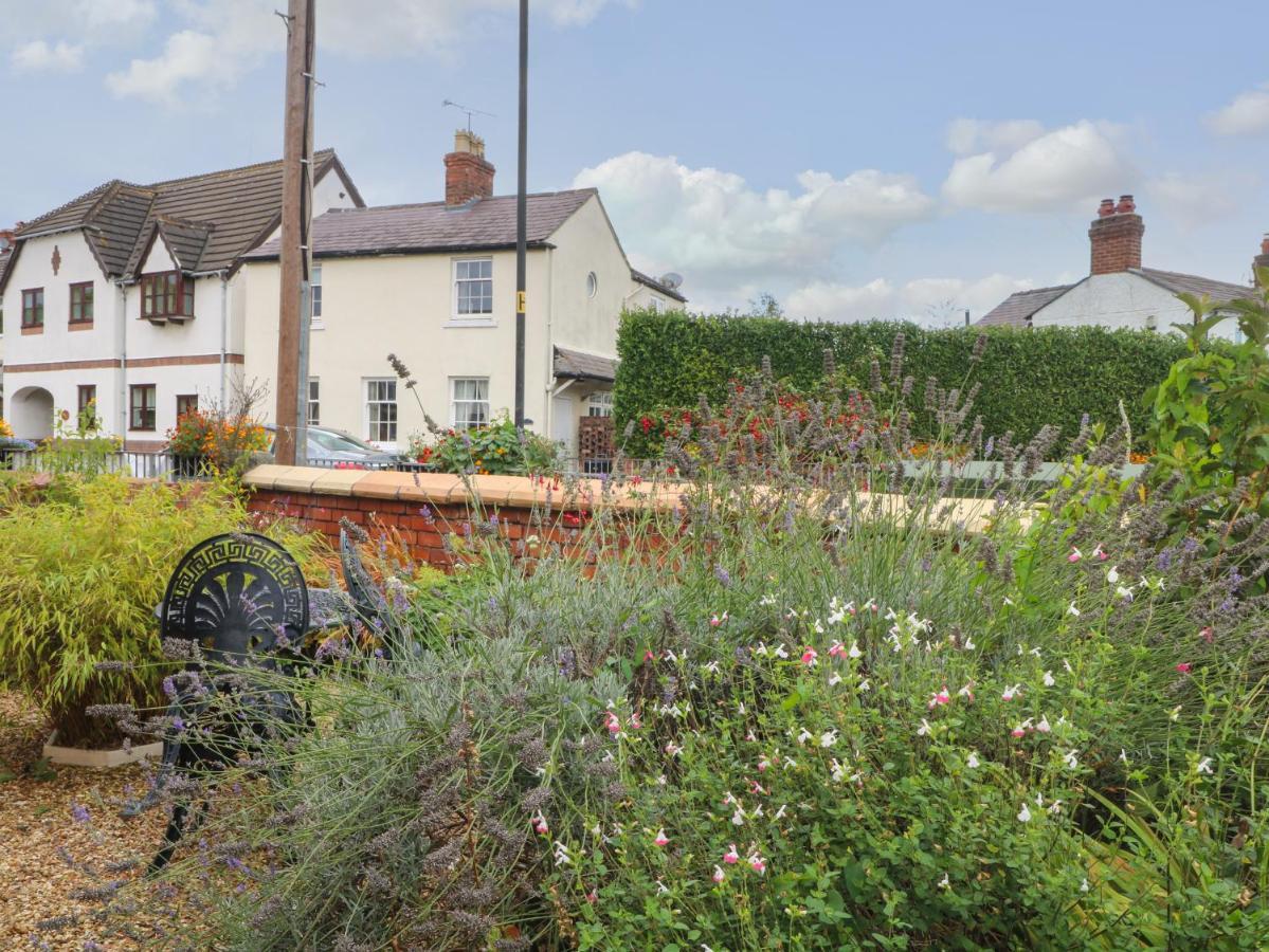 The Lodge At Cross Cottage Wrexham Esterno foto